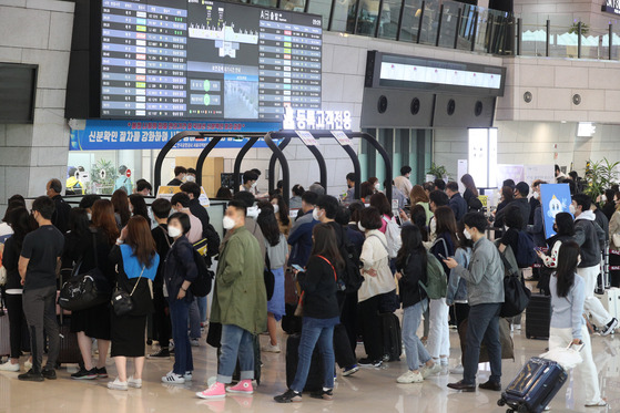 Gimpo Airport in Gangseo District of, western Seoul, is filled with travelers on Friday, as the country reports 797 new daily infections from the previous day. The number is the highest in 106 days. [NEWS1]