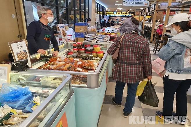 전남도는 세이브존 대전점과 손잡고 대전에선 처음으로 오는 27일까지 전남 농특산물 직거래장터를 펼친다.[사진=전남도]