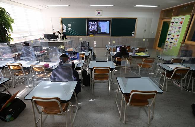 지난 1월 서울 노원구 화랑초등학교에서 대면 수업과 원격 수업이 동시에 이뤄지고 있는 모습. [연합]