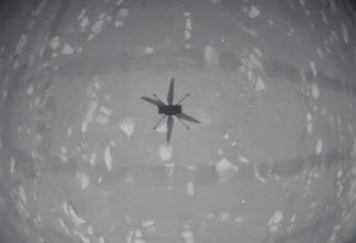 미국 항공우주국(NASA·나사) 우주 헬기 ‘인저뉴어티(Ingenuity)’가 화성에서 시험 비행에 성공한 후 몸체에 달린 카메라로 화성 지표면에 생긴 자신의 그림자를 찍어 NASA에 보낸 모습. [AP]
