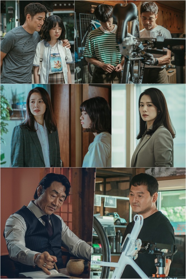 Undercover is whipping up from its first broadcast.JTBCs new gilt drama Undercover (playplayplay by Song Ja-hoon, Baek Cheol-hyun/directed Song Hyun-wook) released a still cut on April 23 that heralded Danger to Limited Express (Ji Jin-hee) and Choi Yeon-su (Kim Hyun-joo).Lim Hyung-rak (Heo Jun-ho) and Doyung-Gul (Jung Man-sik) who are aiming for them are also caught together and add curiosity.Undercover depicts a man who has been hiding his identity and is involved in a series of events and struggling to protect his family.His lonely and desperate battle begins between the great forces and the hidden truth.The fateful narrative of Choi Yeon-su, who devoted all of his life to dreaming of happiness and dreaming of limited Express and justice that abandoned all of his own, unfolds hotly.The photos released ahead of the first broadcast include the peaceful daily life of Limited Express, Choi Yeon-su, which is no different from any ordinary family.Limited Express is a special partner of son Han Seung-gu (Yoo Sun-ho) and a friend-like father of daughter Han Seung-mi (Lee Jae-in).It was also possible because Choi Yeon-su did not abandon his beliefs during his life as a human rights lawyer because he had a grateful husband.The long battle between Choi Yeon-su, who has no law to give up on the side of the socially weak and the unfair, is still continuing.In another photo, Lim Hyung-rak and Doyoung Girl appear to suggest cracks that dig into their daily life.The eyes of Lim Hyung-rak, the head of the NISs keynote director, who pulls a cigarette on a photo of Choi Yeon-su are unusual.The move of old colleague and rival Doyoung Girl, who appeared on the bike rap of Limited Express, also heightens Dangers sense.Doyoung Girl is a person of interest who slowly tightens him with the false identity of Limited Express and hidden secrets.In the previous trailer, following the cool voice of Lim Hyung-rak, who shoots the airborne candidate Choi Yeon-su, Doyoung Girls bloody threats that shake the Limited Express are also revealed.