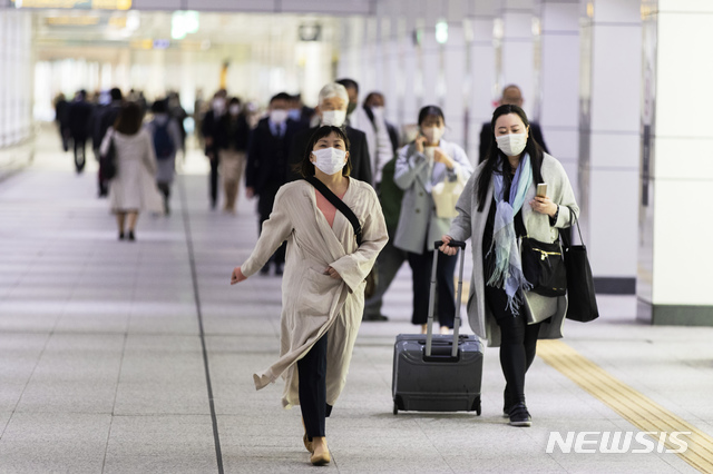 [도쿄=AP/뉴시스] 일본 수도 도쿄에서 23일 코로나19 예방을 위해 마스크를 쓴 시민들이 지하철역을 향해  바쁘게 발걸음을 옮기고 있다. 2021.04.23
