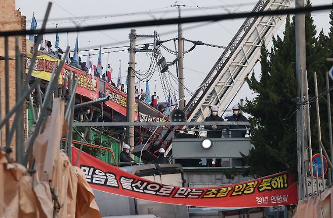 사랑제일교회에 대한 명도집행이 신도들의 반발로 무산됐다. 서울 북부지법은 지난 19일 오전 법원 인력을 동원해 교회 시설 등에 대한 명도집행에 나섰지만, 신도들과 충돌이 우려된다며 이를 전격 취소했다. 연합뉴스