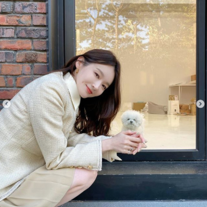Kang Min-kyung, a member of the group Davichi, unveiled his daily life that he wanted to hug with Pet tissue.On the 23rd, Kang Min-kyung posted several photos on his Instagram without any comment.The photo shows Kang Min-kyung wearing a two-piece, with a delicate fit and a superfiber leg impressive.It also included a picture of him watching the same scene as Pet tissue.Recently, Pet tissue has been popular with Kang Min-kyung as a surprise move, accompanied by the station on the way to work and played chorus in the recording room.In addition, the netizens who watched the pictures of Kang Min-kyung shining in the spring sun responded that Spring Goddess and It is so beautiful even if it is beautiful.Meanwhile, Davisi, who belongs to Kang Min-kyung, is currently working on Just Know.Kang Min-kyung Instagram