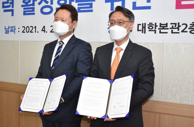 ▲배석태 학장(사진 오른쪽)과 권도형 브이엘환경그룹 부회장이 산학협력을 약속했다. ⓒ프레시안(석동재)