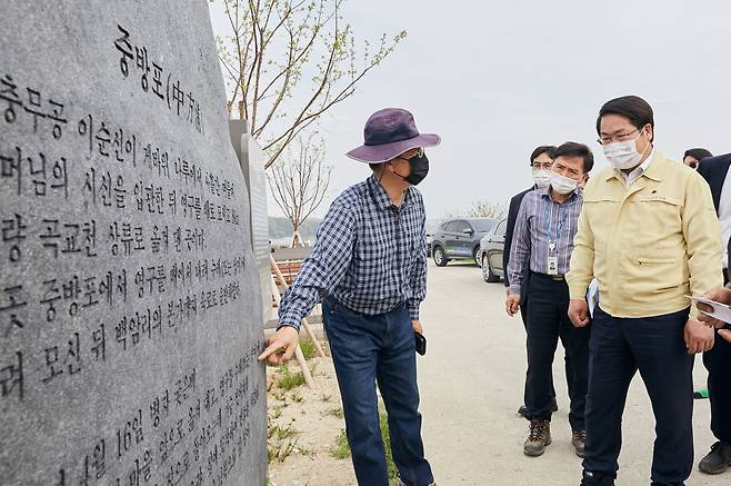 오세현 아산시장(오른쪽)이 지난 22일 백의종군 효의길을 찾아 중방포 난중일기 비석 앞에서 전문가의 설명을 듣고 있다. 아산시 제공