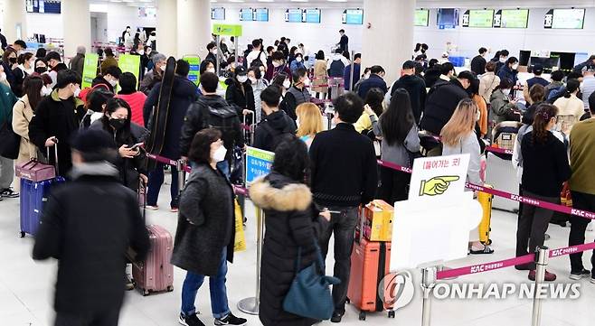 붐비는 제주국제공항 출발층 [연합뉴스 자료 사진]