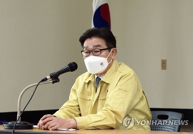 반쪽짜리 간담회 (양산=연합뉴스) 김동민 기자 = 김일권 경남 양산시장이 23일 양산 하북면행정복지센터에서 열린 면민 간담회에서 발언하고 있다.      시는 문재인 대통령 양산 사저 공사와 관련해 주민 반발이 잇따르자 간담회를 열었지만, 면민은 모두 불참하고 시의원만 참석했다. 2021.4.23 image@yna.co.kr