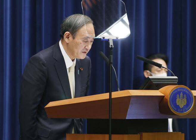 (도쿄 교도=연합뉴스) 스가 요시히데 일본 총리가 23일 저녁 관저에서 열린 기자회견에서 도쿄 등 4개 지역에 긴급사태를 다시 선포한 것에 대해 "많은 사람에게 폐를 끼치게 돼 진심으로 사과한다"며 고개를 숙이고 있다.