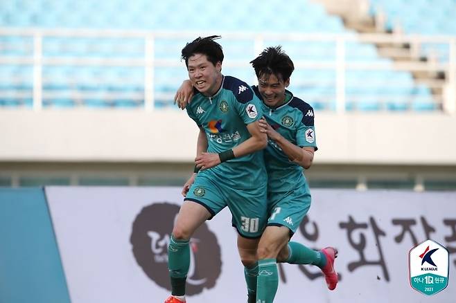 결승골을 넣은 심재민(왼쪽)과 기뻐하는 아스나위. (한국프로축구연맹 제공) © 뉴스1