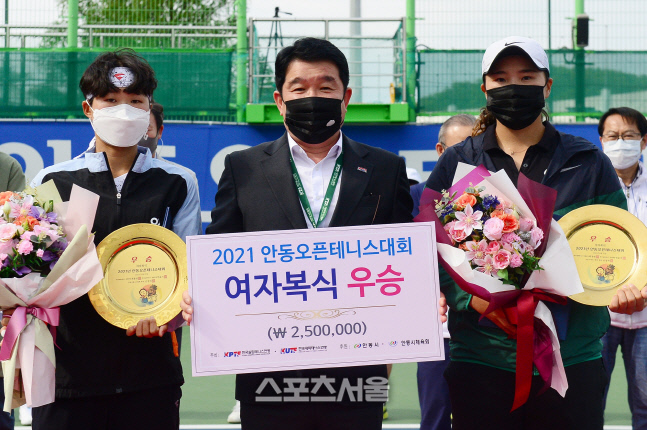 여자복식에서 우승한 김다빈(왼쪽)-정소희가 정희균 대한테니스협회 회장과 포즈를 취하고 있다. 대한테니스협회 제공