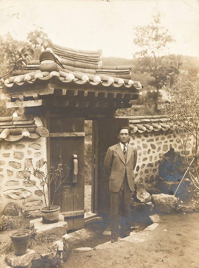 수연산방 앞에 선 이태준. /국립현대미술관