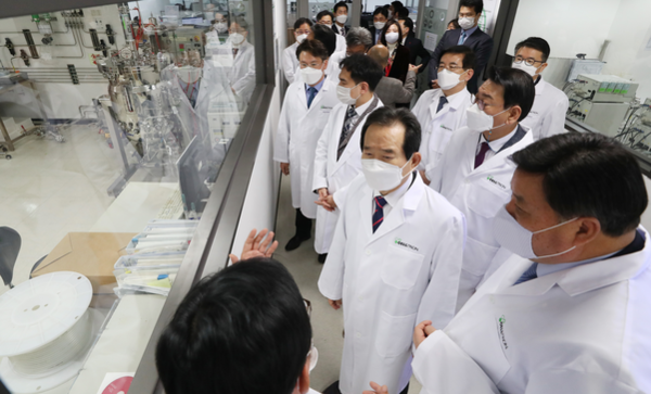 정세균 국무총리가 22일 신종 코로나바이러스 감염증(코로나19) 항체치료제를 개발 중인 인천 셀트리온 2공장을 방문해 연구 시설을 둘러보고 있다./연합뉴스