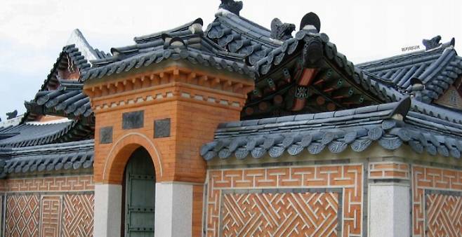 서울 경복궁의 벽면 장식. 같은 모양이 규칙적으로 반복되며 평면을 채우고 있는 테셀레이션(쪽매맞춤)을 볼 수 있다. 위키미디어 제공