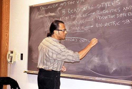 윤지선 교수는 멕시코 출신 철학자 마누엘 데란다의 '군집구성체적 사고' 틀을 통해 한국에서 태어난 남아가 관음충으로 생장하는 과정을 분석하겠다고 언급한다. 마누엘 데란다가 윤 교수의 논문을 보았다면 어떤 판단을 내렸을지 자못 궁금하다. fnDB.