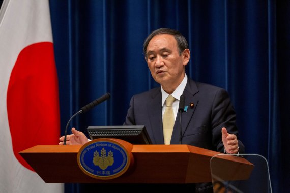 스가 요시히데 일본 총리가 23일 총리 관저에서 코로나19 확산 방지를 위한 긴급사태 선언과 관련한 기자회견을 하고 있다. 로이터 뉴스1