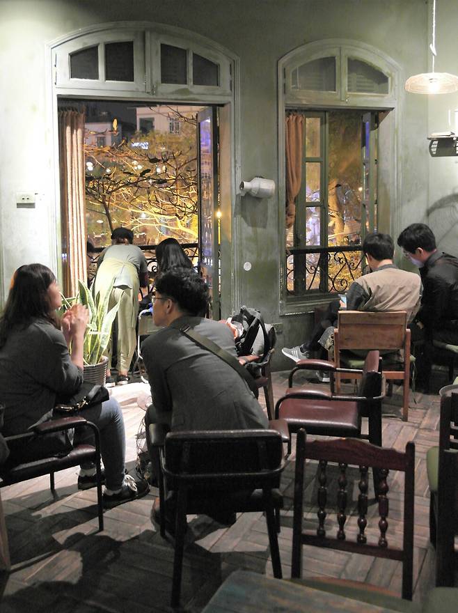 복고풍인 꽁 까페 내부의 소박한 모습. 이한우 제공