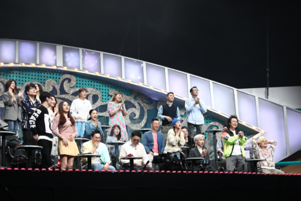 '복면가왕' 유영석이 복면가수에 감탄한다. MBC 제공