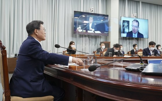 문재인 대통령이 지난해 12월 28일 오후 청와대 여민관 영상회의실에서 스테판 반셀 모더나 최고경영자(CEO)와 화상 통화하고 있다. 청와대 제공