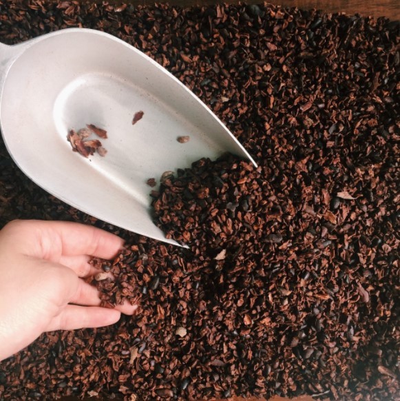 Dried and fermented cacao beans are roasted and then the shells are removed at Cacaodada. The resulting cacao nibs are also sold at the store (Cacaodada)