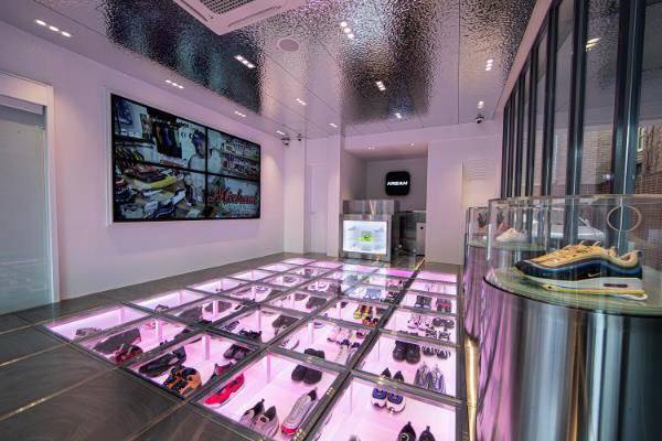 최근 급성장하고 있는 슈테크 시장. 사진은 리셀 매장. [사진 = 연합뉴스]