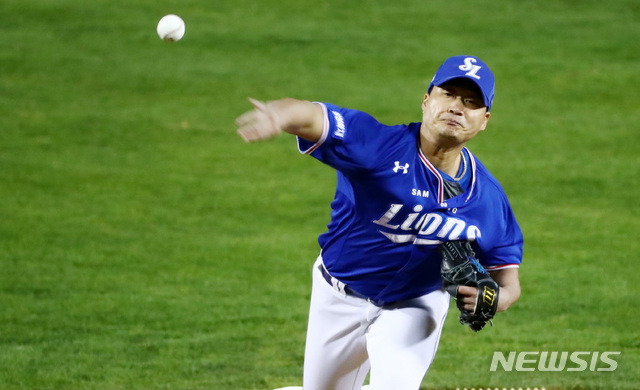 [서울=뉴시스]이영환 기자 = 6일 오후 서울 송파구 잠실야구장에서 열린 2021 신한은행 SOL KBO리그 두산 베어스와 삼성 라이온즈의 경기, 8회말 삼성 오승환이 공을 던지고 있다. 2021.04.06. 20hwan@newsis.com