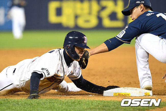 [OSEN=이대선 기자] 23일 서울 잠실야구장에서 열린 ‘2021 신한은행 SOL KBO 리그’ 두산 베어스와 NC 다이노스 경기, 8회말 무사 1루에서 두산 김재호의 희생번트 때 1루주자 조수행이 2루를 지나 3루로 쇄도해 세이프되고 있다. /sunday@osen.co.kr