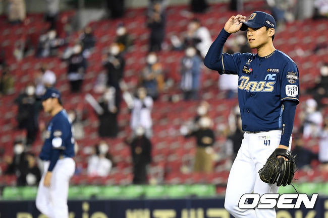 [OSEN=이대선 기자] 23일 서울 잠실야구장에서 열린 ‘2021 신한은행 SOL KBO 리그’ 두산 베어스와 NC 다이노스 경기, 8회말 무사 1루에서 두산 김재호의 희생번트 때 1루주자 조수행이 2루를 지나 3루에서 세이프되자 아쉬워하고 있다. /sunday@osen.co.kr