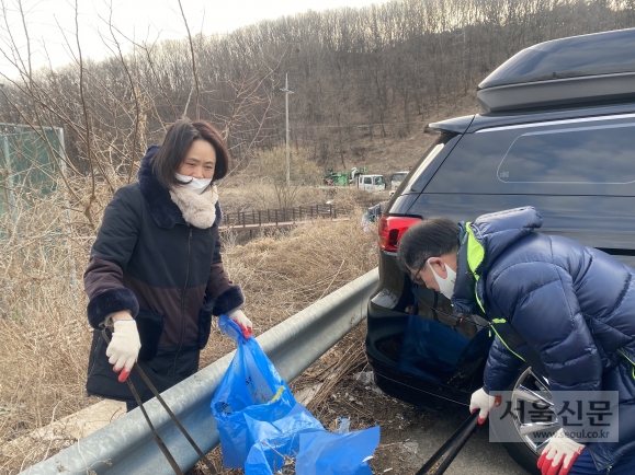 최명진 김포시의원이 지역구인 고촌일대에서 쓰레기를 줍고 있는 모습.