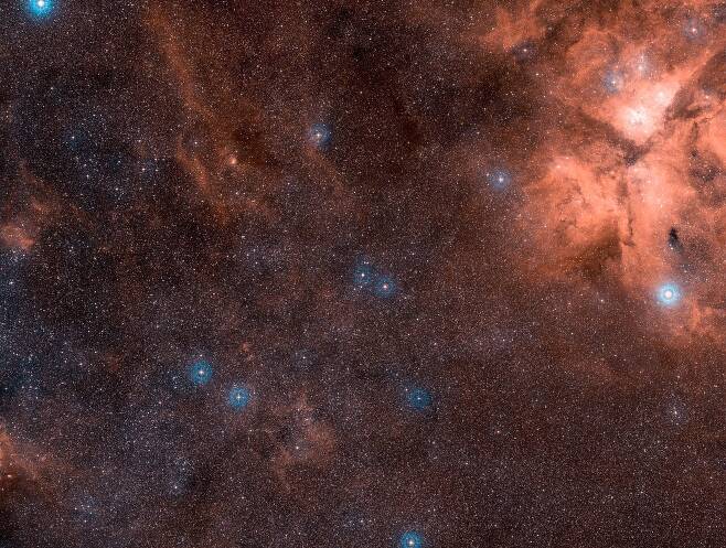 허블 우주망원경으로 본 용골자리 AG 별 주변의 하늘.(출처 : ESA / Hubble, Digitized Sky Survey 2)