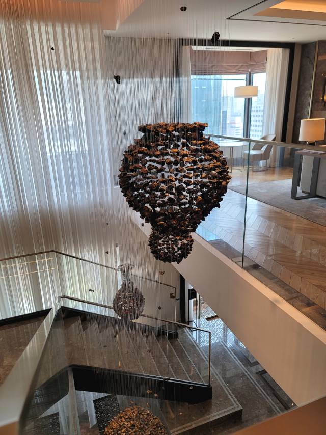 금(金) 바른 숯을 투명한 나일론 끈에 매달아 전통 도자기 형상을 만든 박선기의 설치작품.