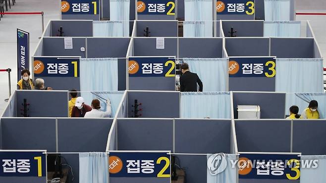 코로나19 백신 접종하는 시민들 (대구=연합뉴스) 김현태 기자 = 23일 대구 수성구 육상진흥센터에 설치된 수성구 신종 코로나바이러스 감염증(코로나19) 예방접종센터에서 시민들이 백신접종을 하고 있다. 수성구 접종센터는 전날부터 75세 이상을 대상으로 화이자 백신접종을 시작했다. 2021.4.23 mtkht@yna.co.kr