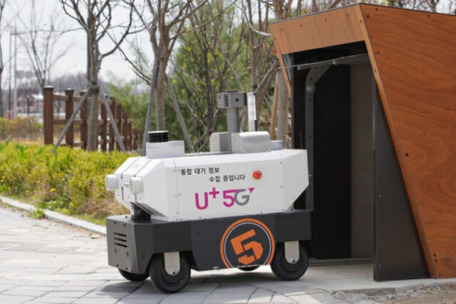 5G 자율주행로봇이 전주시 전주방송공원 앞에 설치된 스테이션에서 무인순찰을 시작하기 위해 나오고 있다.