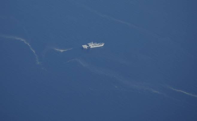 23일 인도네시아 해군 함정이 인도네시아 발리해에서 실종된 해군 잠수함 'KRI 낭갈라 402호'의 수색 작업을 펼치고있다. 잠수함에서 유출된 것으로 보이는 기름띠가 보인다./AP연합뉴스