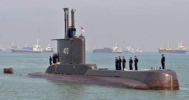 침몰된 것으로 확인된 인도네시아  잠수함 'KRI 낭갈라 402호'의 2012년 2월 촬영사진./로이터 연합뉴스