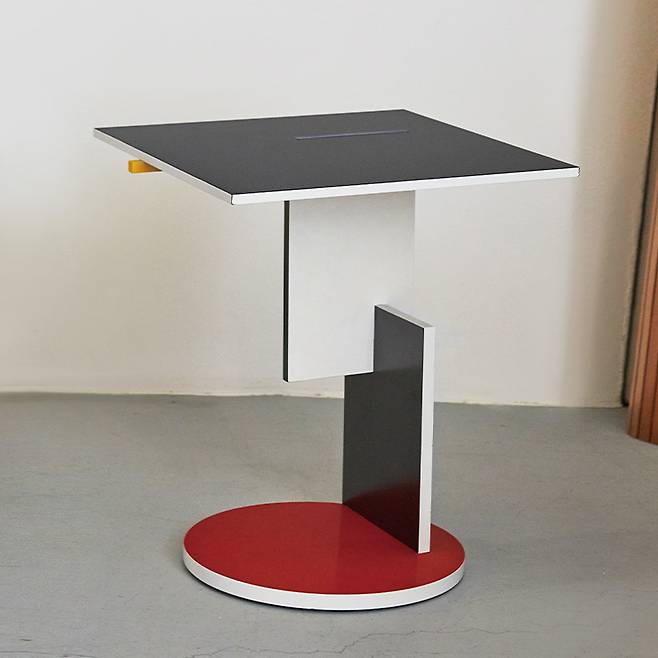 리트 리트벨트가 디자인한 카시나의 1970년대 테이블.