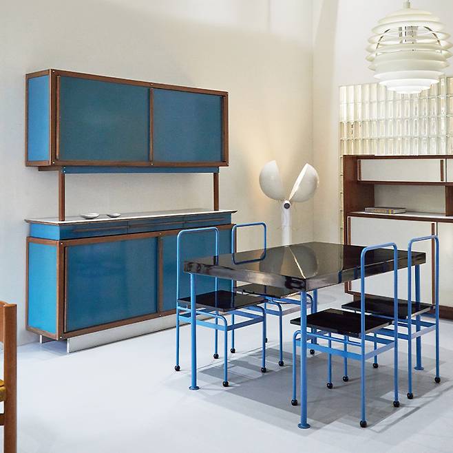 1950년대에 디자인된 앙드레 소르네의 하이보드와 야코부스 요하네스 피테르 아우드의 1979년 다이닝 세트.