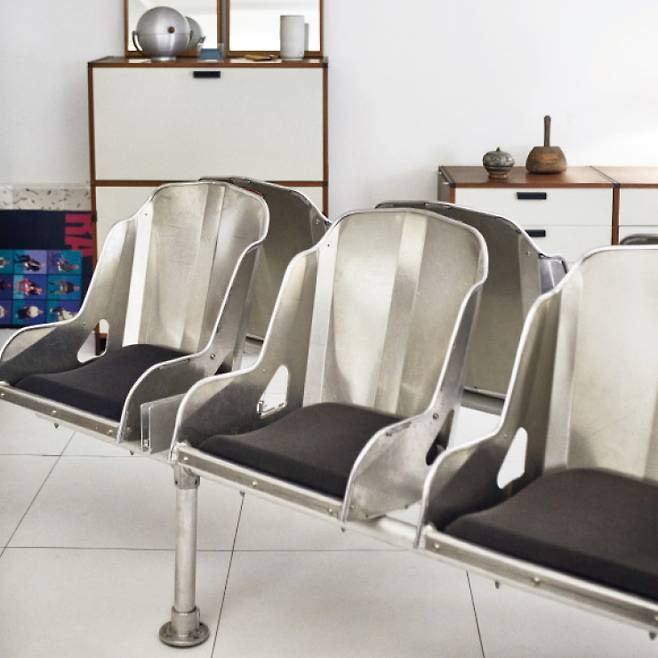 미국의 레이싱 시트 회사인 커키에서 매장용으로 만들었던 벤치가 놓인 컬렉트의 매장.