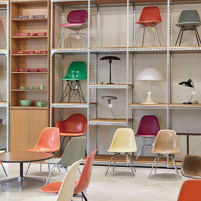 다양한 찰스 & 레이 임스 체어를 만날 수 있는 오드 플랫.