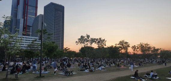 25일 밤 서울 여의도 한강공원에 수많은 시민들이 몰려 휴일을 즐기고 있다. 사진=김범석 기자