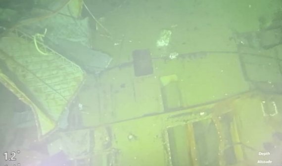 25일 인도네시아 해군이 공개한 낭갈라 402 잠수함 일부의 수중사진으로 날짜 미상이다. 잠수함은 발리 앞 830m 바다바닥에서 침몰 파괴된 모습으로 로봇 카메라에 발견되었다.AP뉴시스