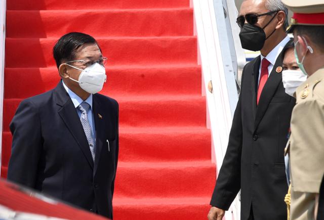 민 아웅 흘라잉(왼쪽) 미얀마 최고사령관이 24일 인도네시아 수카르노하타국제공항에 도착했다. 탕에랑=EPA 연합뉴스