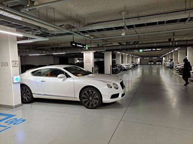 주차선 밖으로 튀어나온 차량 머리 때문에 다른 차량의 통행을 방해하는 벤틀리 차량. 보배드림 게시판 캡처