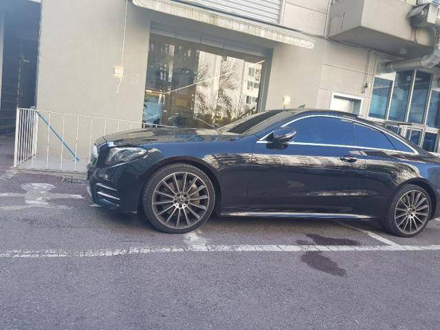 '2칸 주차 벤츠'가 화제가 되자, 병원 주차장에서 장애인 주차구역까지 침범하며 세 칸 주차를 한 벤츠 차량 인증글도 올라왔다. 장애인 전용 주차구역에 불법 주차하면 과태료 10만 원, 주차구역에 물건을 쌓거나 이중주차하는 등 주차방해행위를 하면 50만 원의 과태료가 부과된다. 보배드림 게시판 캡처