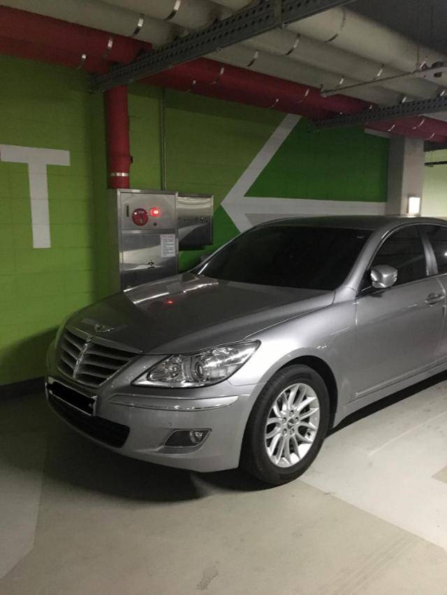 아파트 주차장에 설치된 소화전 앞에 한 차량이 주차돼 있다. 보배드림 게시판 캡처