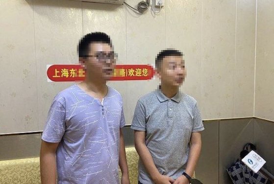 중국 화이허병원에서 29년 전 부모가 뒤바뀐 야오처(오른쪽)와 궈웨이 두 청년의 모습. [웨이보 캡처]