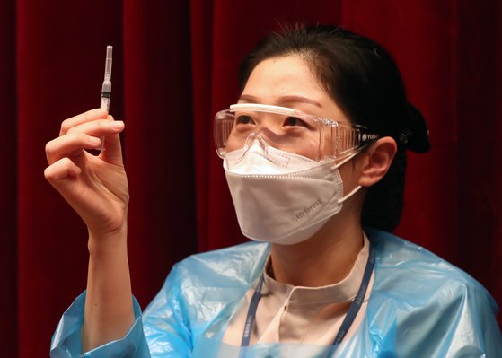 인천시 남동구 가천대 길병원 코로나19 백신 접종센터에서 한 의료진이 화이자 백신을 확인하고 있다. 뉴스1