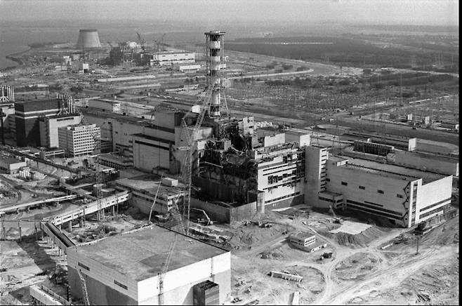 1986년 4월26일 사고 당시 촬영한 우크라이나 체르노빌 원자력발전소의  모습. AP연합뉴스