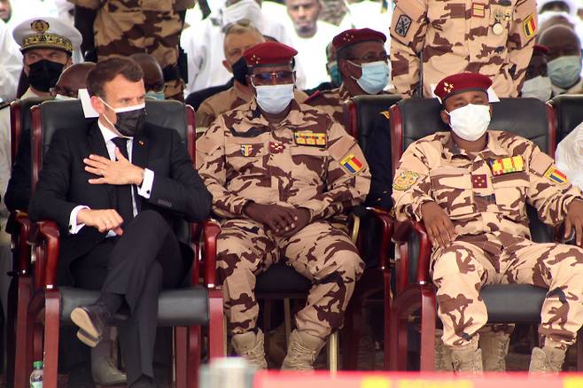 에마뉘엘 마크롱 프랑스 대통령(왼쪽 첫번째)이 23일(현지시간) 차드의 수도 은자메나에서 열린 이드리스 데비 차드 대통령의 국장에 참석하고 있다. 은자메나|로이터연합뉴스