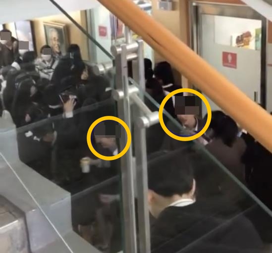 학교에 방문한 비를 보기 위해 복도에 몰려든 학생들. 일부 학생(노란 원)은 마스크를 쓰지 않고 있다. 연합뉴스